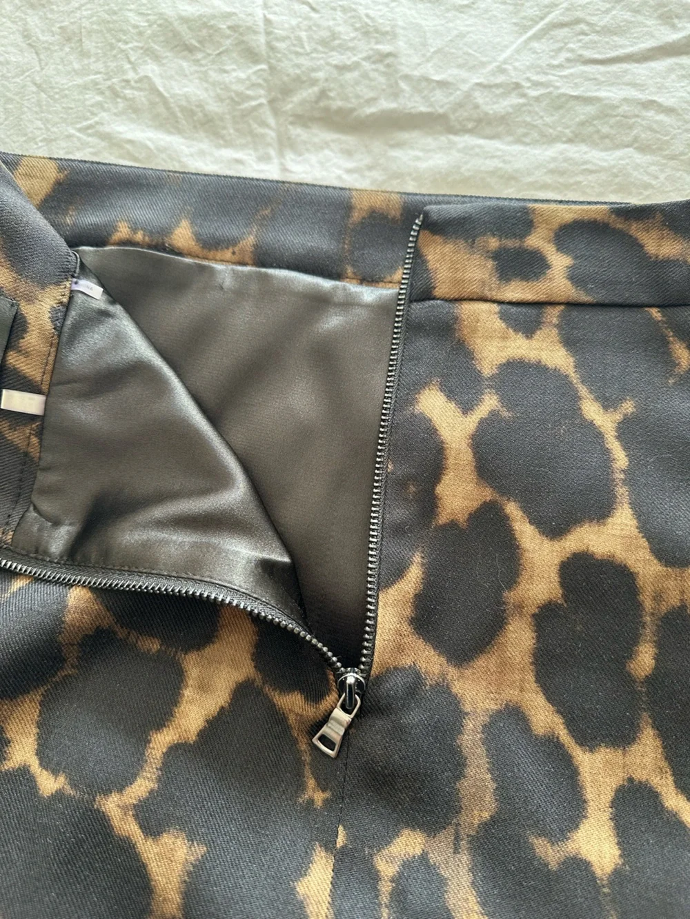 Elie Tahari Leopard-Print Pencil Skirt in Black and Brown, size 8 - Picture 8 of 15